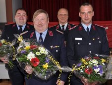 Der neue Vorstand des Feuerwehrverbandes Köthen-Zerbst: Tobias Möhsner, Hans-Uwe Räck, Gerald Liesche, Kerstin Zehle (nicht im Bild). Dazu rechts Kassenwart Bjoern Neiseke.